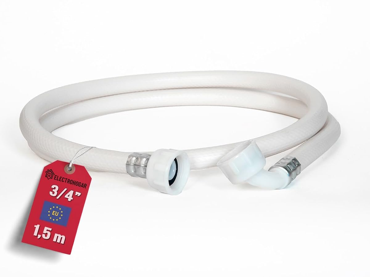 Tuyau d’alimentation blanc renforcé avec raccord coudé à 90° et joints, près d’un lave-linge.