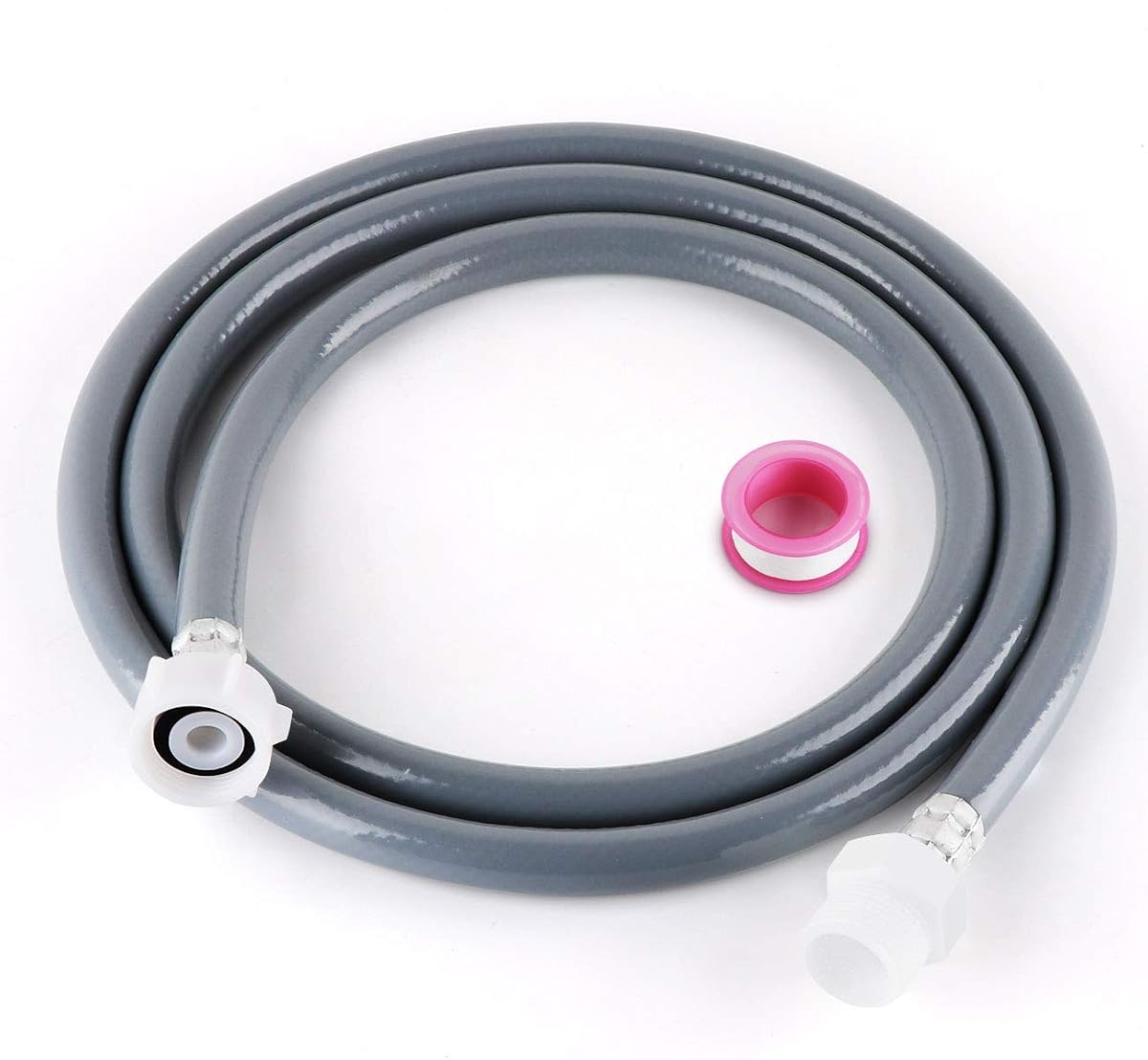 Rallonge grise de tuyau d’arrivée d’eau avec ruban PTFE dans une buanderie claire