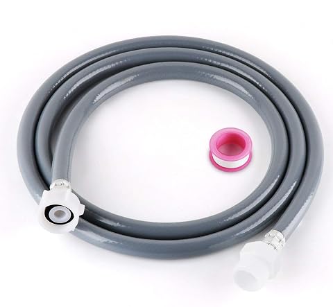 Rallonge grise de tuyau d’arrivée d’eau avec ruban PTFE dans une buanderie claire