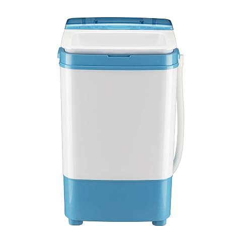 Mini lave-linge portable bleu clair WilTec dans une buanderie lumineuse aux murs blanc cassé et vert sauge