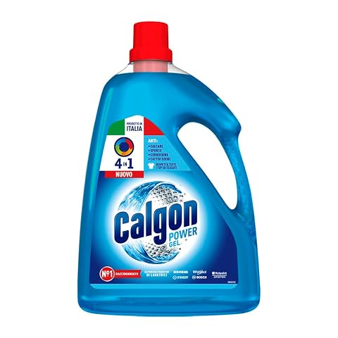 Grand flacon de gel anticalcaire posé dans une buanderie claire près d’un lave-linge