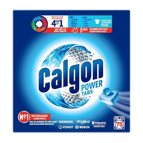 Pastilles blanches anticalcaire disposées en piles près d’un lave-linge dans une buanderie claire
