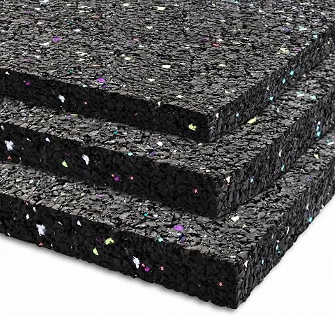 Tapis carré en caoutchouc recyclé noir posé devant un lave-linge blanc dans une buanderie